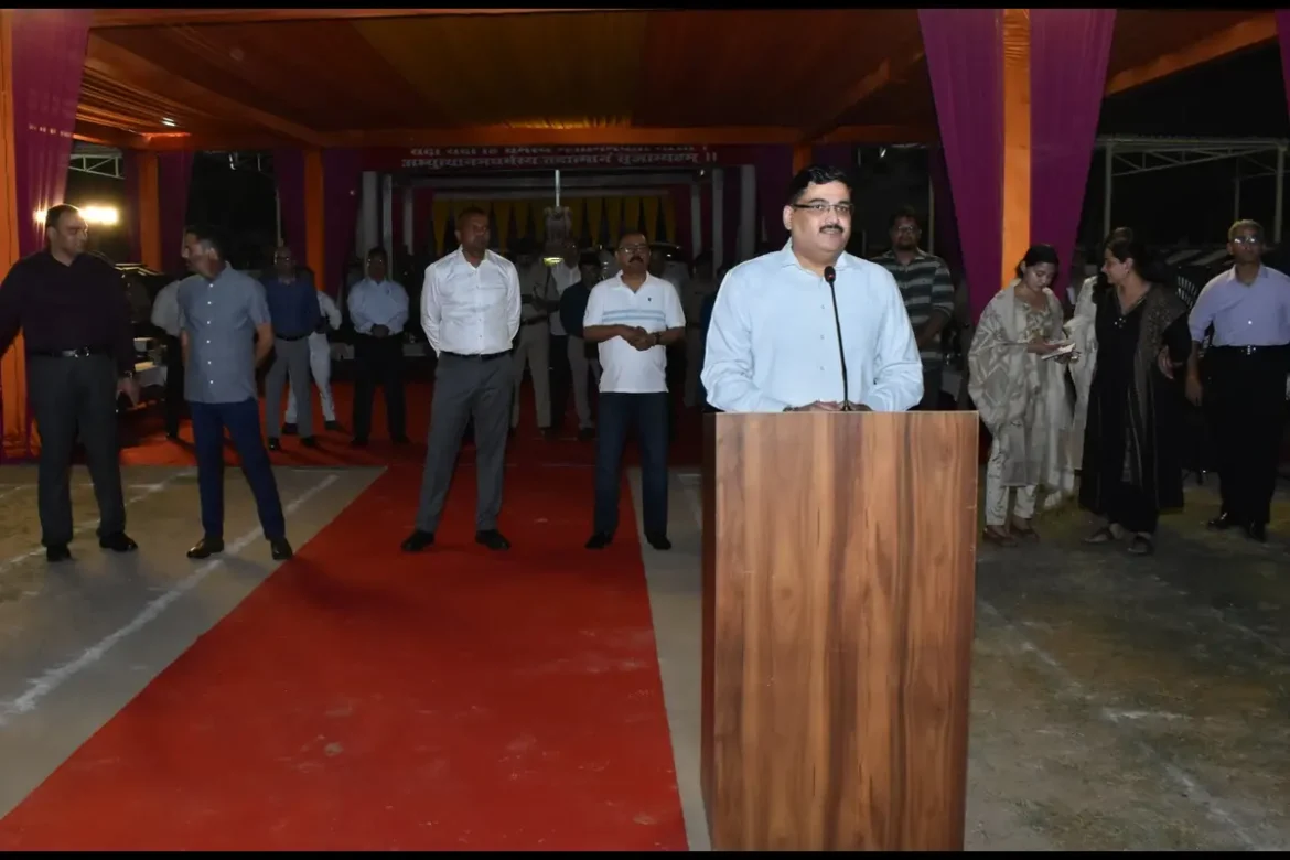 BAREILLY POLICE: कुर्सी-मेज पर बैठे रंगरूट और अफसरों ने परोसा खाना, आखिर क्यों- पढ़ें खबर