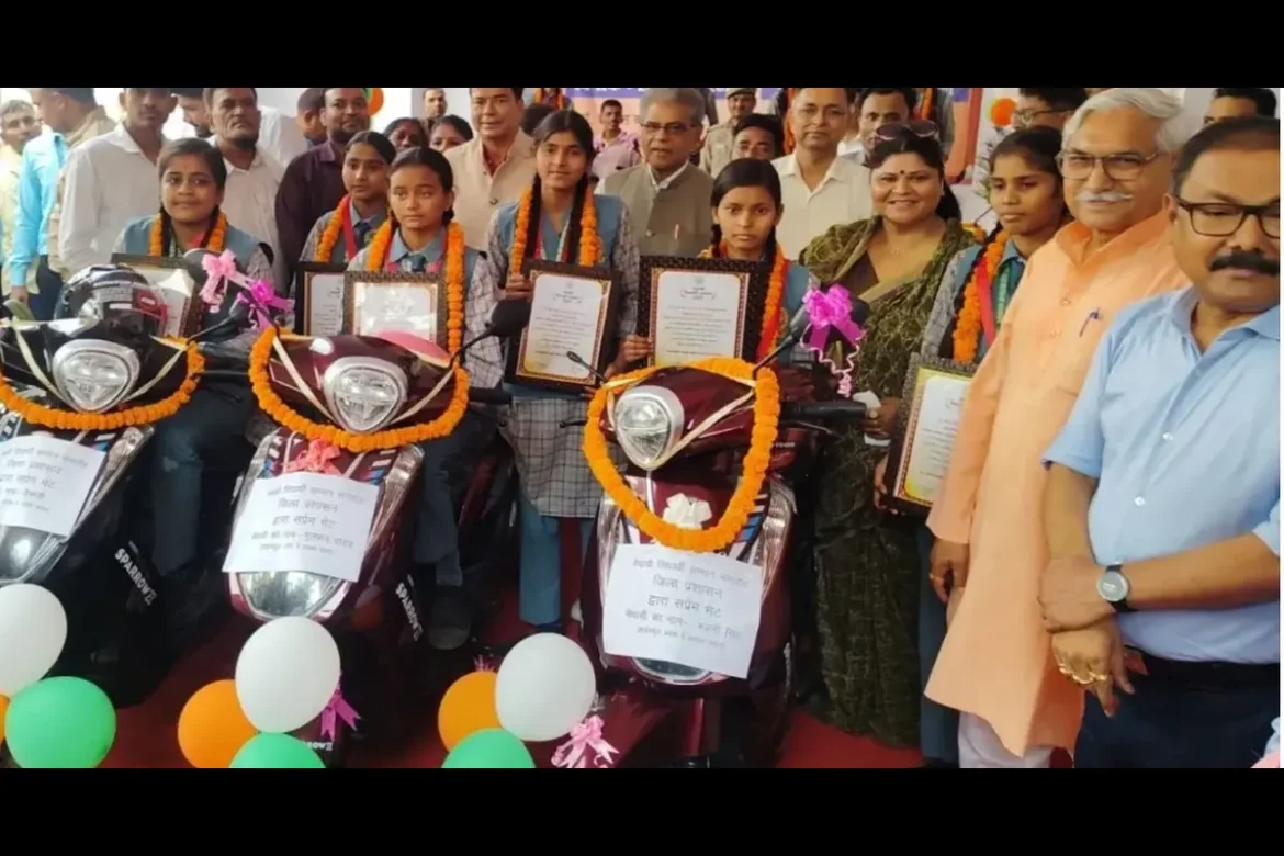 Bareilly डीएम और मेयर ने किया मेरिटोरियस स्टूडेंट्स का सम्मान