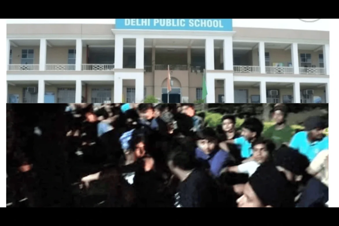 DPS Bareilly के छात्रों ने रात किया प्रदर्शन, पुलिस समझा-बुझाकर किया शांत