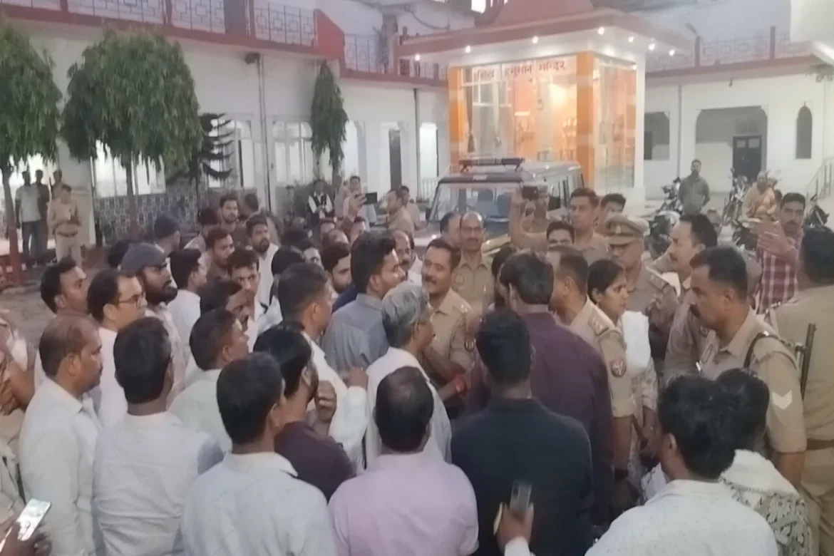 Bareilly Lekhpal की गिरफ्तारी को लेकर बवाल, बरेली कोतवाली का किया घेराव