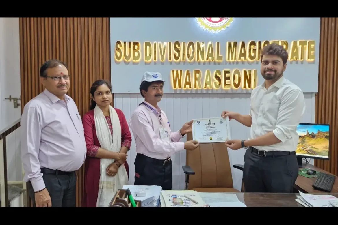 Cencus Waraseoni शिक्षक नरेंद्र कुमार डोहरे को SDM ने किया सम्मानित
