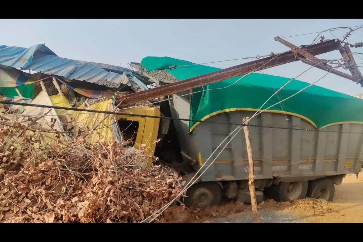 Hadsa: डम्पर चालक की झपकी से बड़ा हादसा, जिंदगी-मौत के बीच झूल रहा एक शख्स