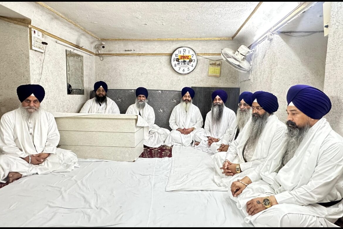 Akal Takhat का ऐलान, नए कानून के दायरे में ग्रंथियों-संगतों को लाना गलत