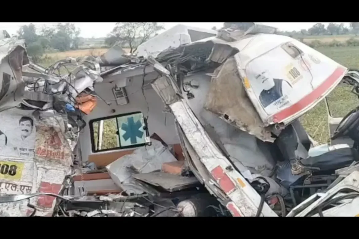 Bus Hit Ambulance  तेज रफ्तार बस ने एंबुलेंस को टक्कर मारी, 4 घायल