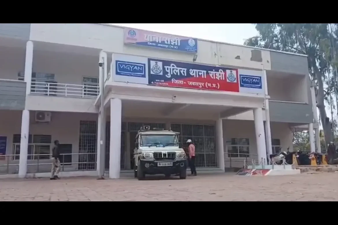 Crime: जबलपुर पुलिस का खौफ खत्म, CCTV के सामने देशी बमों से हमला कर बदमाश फरार