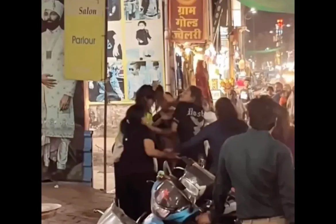 Street Fight जबलपुर का गंजीपुरा बना जंगी अखाड़ा, लड़कियों ने खूब खींचे एक-दूसरे के बाल, वीडियो वायरल