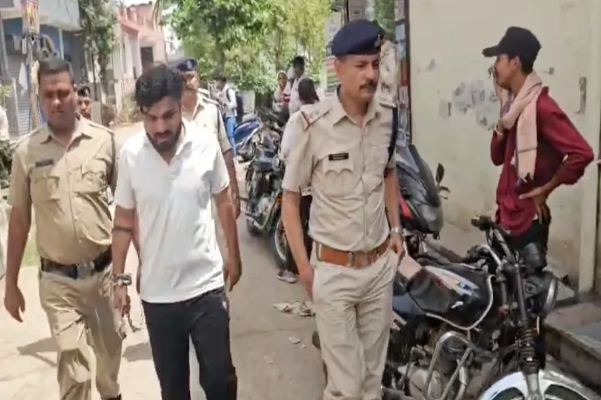 Gunda Arrest हॉस्टल में घुस कर छात्र से वसूली करने वाले गुण्डे का पुलिस ने निकाला जुलूस