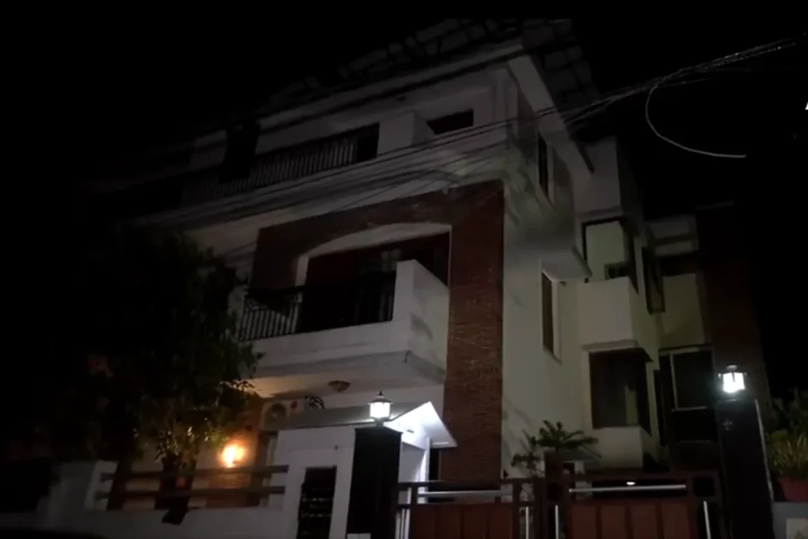 AC Blast से दिल्ली में World Bank  के पूर्व निदेशक की मौत, बेटा अस्पताल में भर्ती
