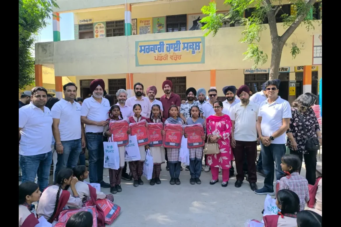 Voice of Amritsar ने पंडोरी वड़ैच में बच्चों को बांटे स्कूली बैग और स्टेशनरी