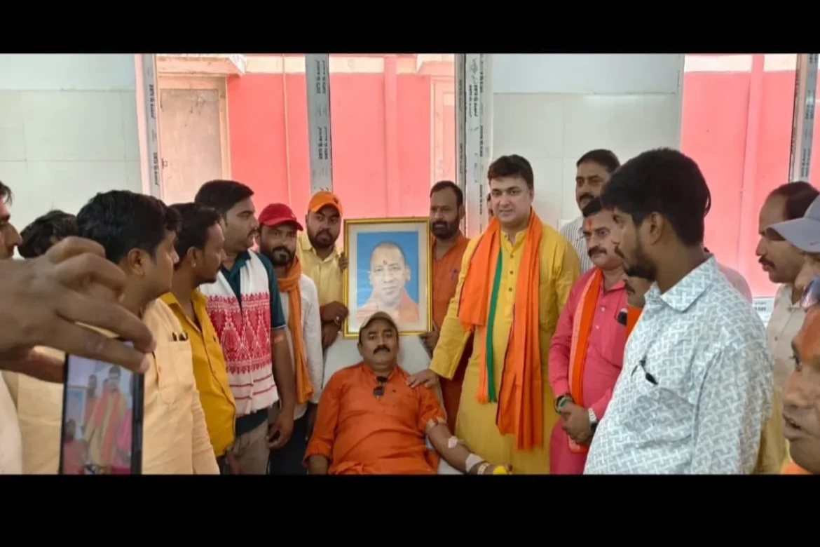 Prayagraj News: सीएम Yogi Adityanath के जन्मदिन पर रक्तदान, प्याऊ और पौध रोपण