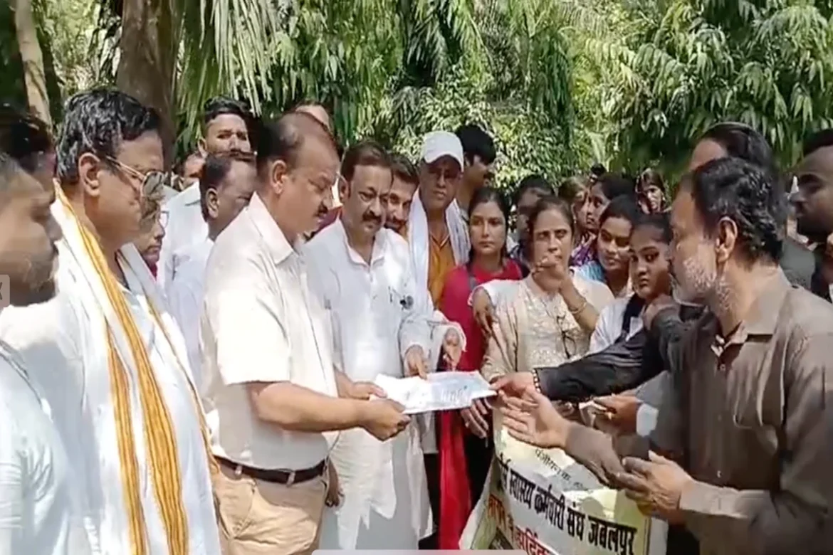 Victoria Hospital Jabalpur आउटसोर्स कर्मचारियों ने शुरू की काम बंद हड़ताल