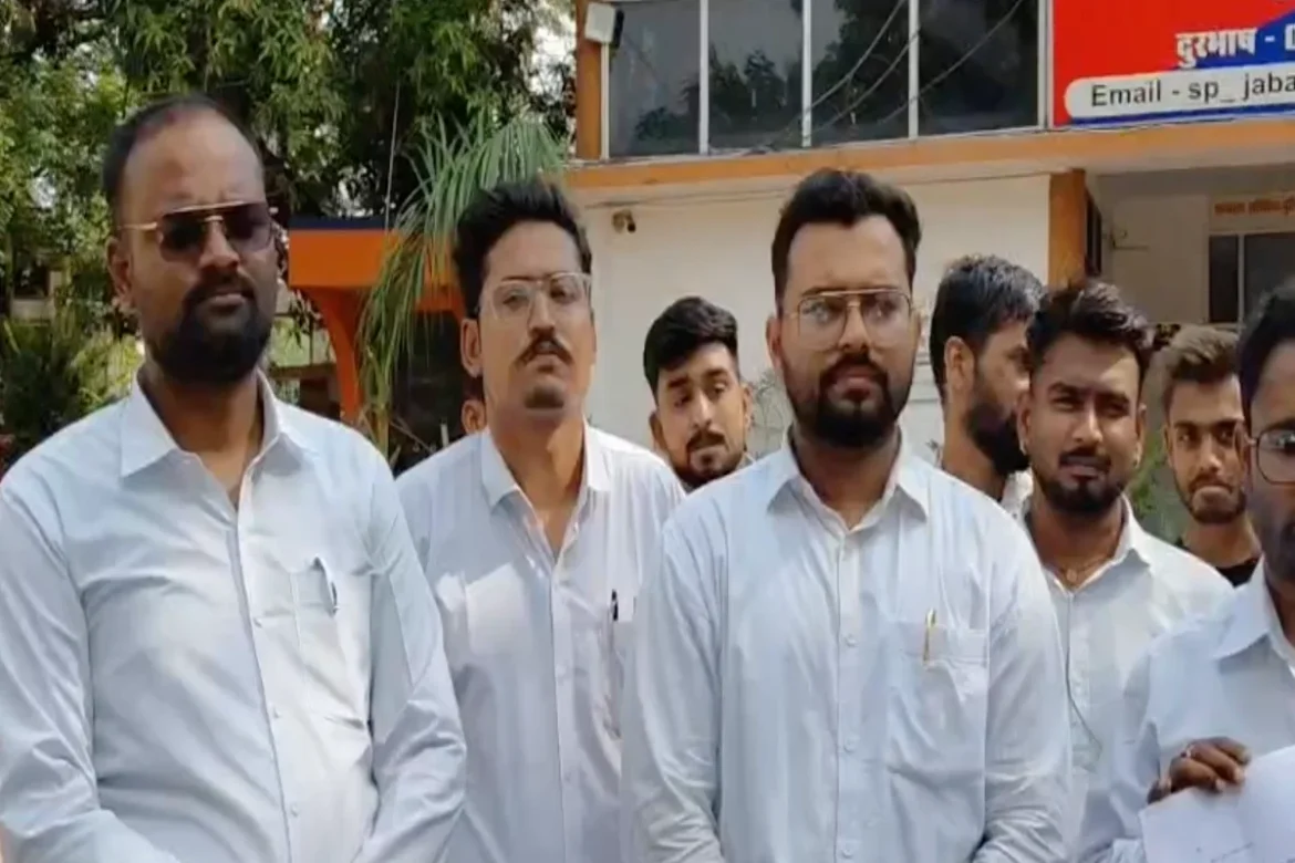 Gundagirdi खाकी की आड़ में गुण्डागिर्दी का आरोप, एसपी को सौंपी लिखित शिकायत