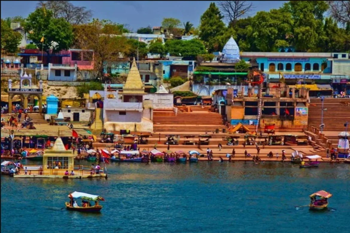 Jabalpur Gwarighat नर्मदा जी पवित्र धारा के बीच अश्लीलता का नंगा नाच, वीडियो वायरल होने पर जागी पुलिस