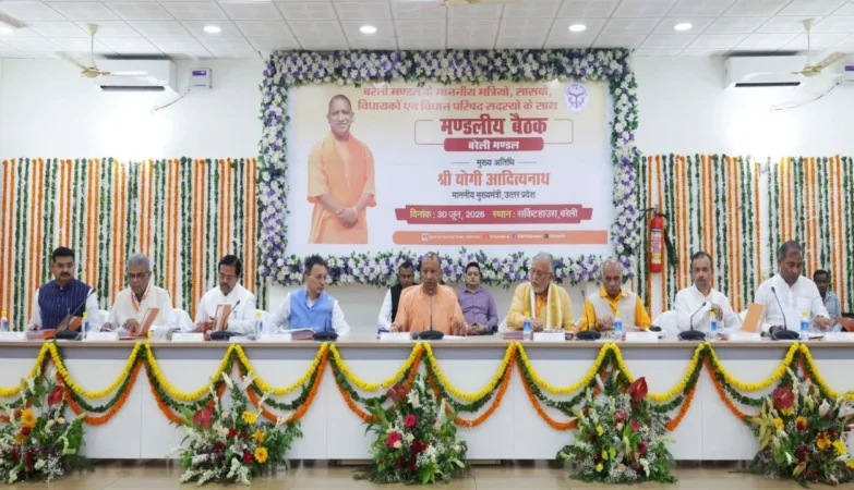 CM योगी आदित्यनाथ बरेली में मण्डलीय समीक्षा बैठक में